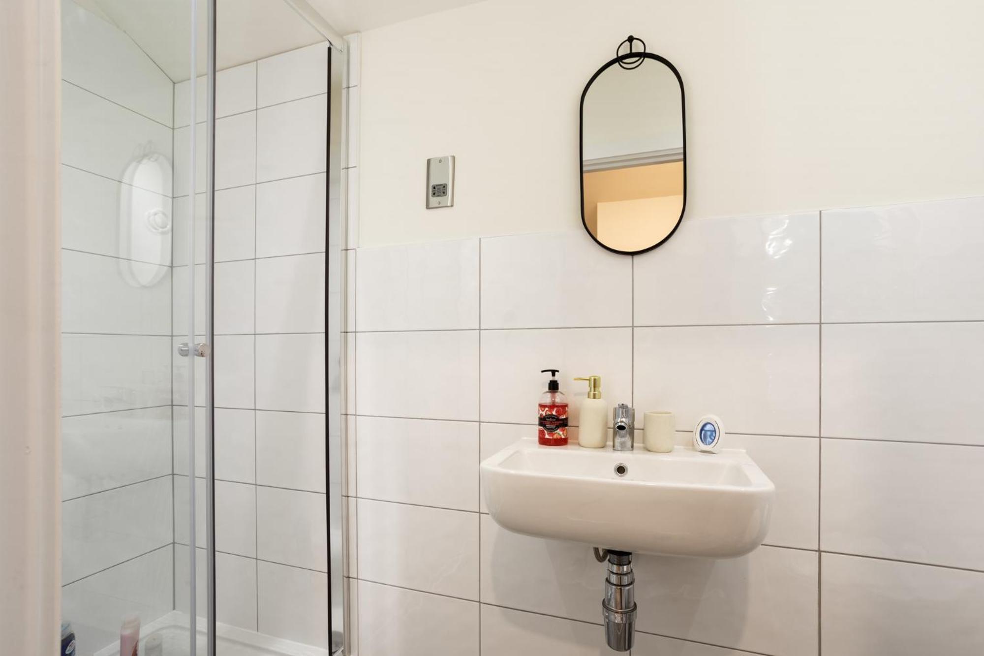 Modern And Cozy Two-Bed Apartment In Bradford برادفورد المظهر الخارجي الصورة